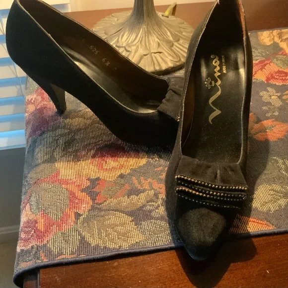 Lovely ladies black Swede heels in size 6.5 by Nina. - Picture 1 of 7